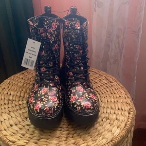 Union bay floral kiwi women platform combat boots. Size 9